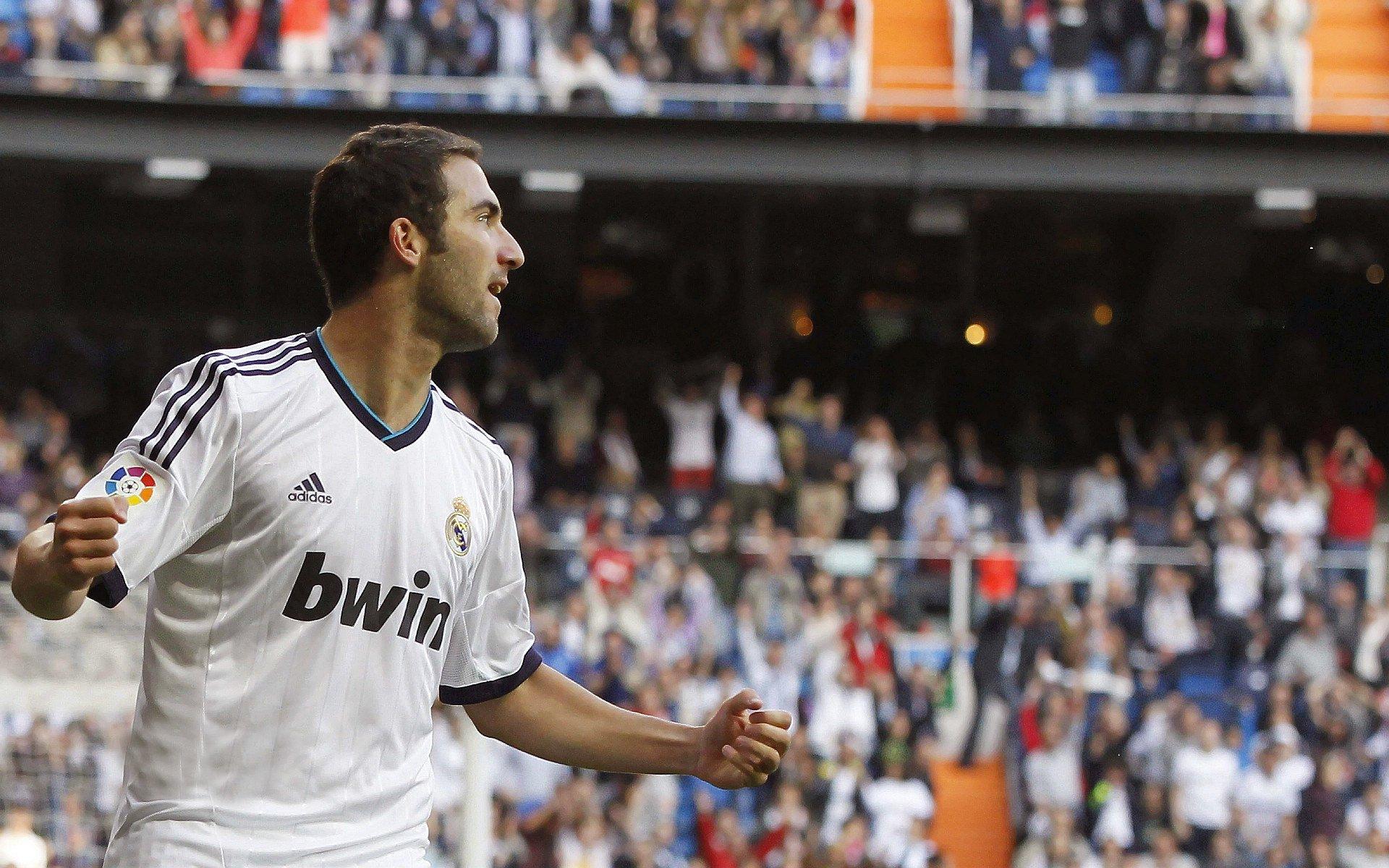 韦斯利-福法纳重返训练场，切尔西后防迎曙光